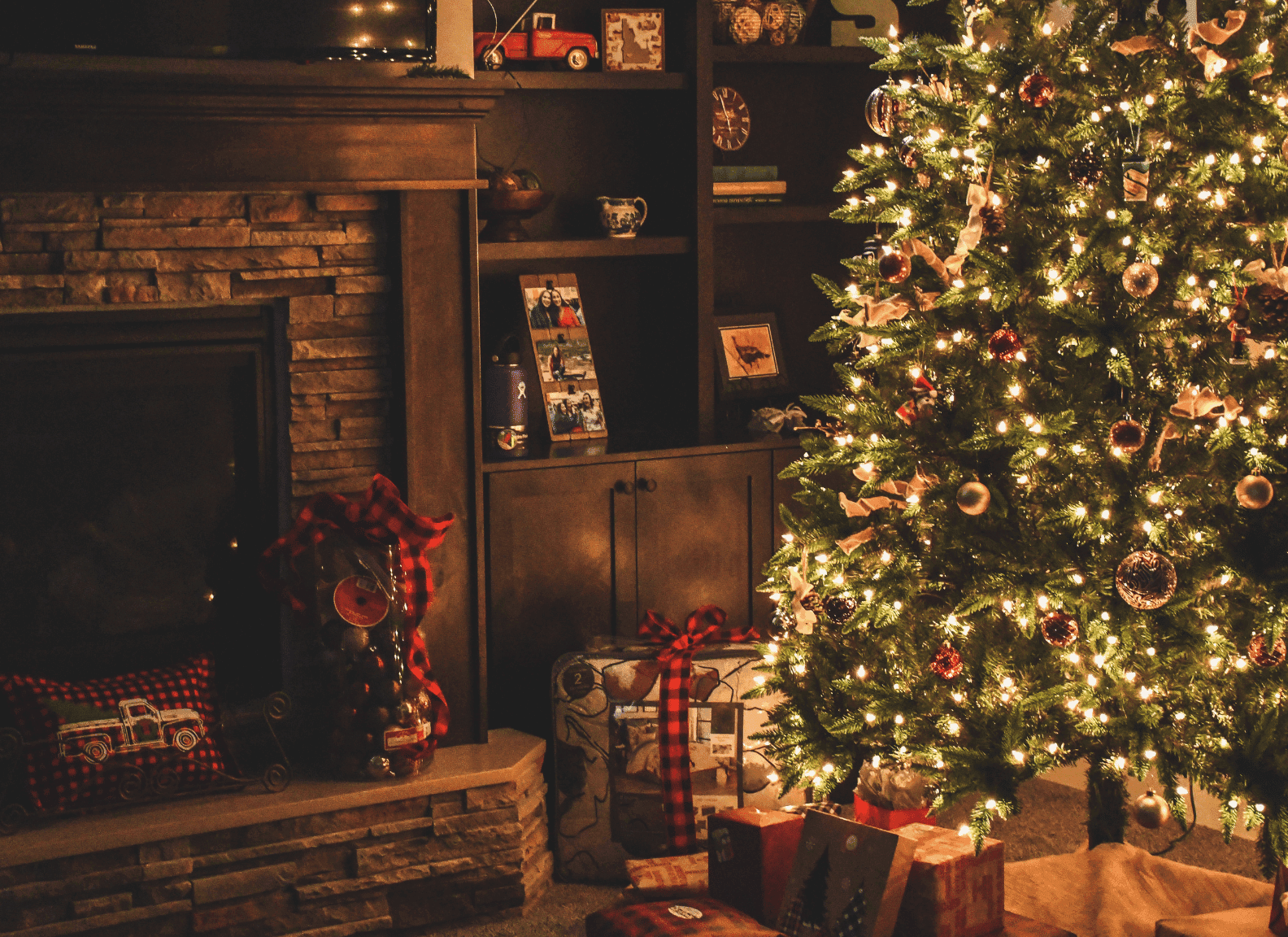 best christmas hashtags featured image